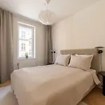 Newly Renovated 2br With Balcony *