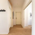 Newly Renovated 2br With Balcony Apartman