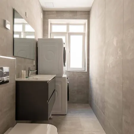 Newly Renovated 2br With Balcony *