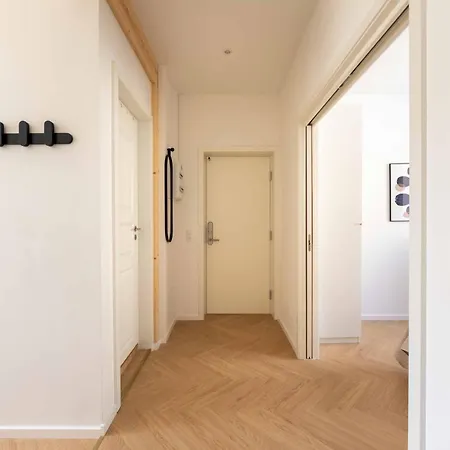 Newly Renovated 2br With Balcony Apartament