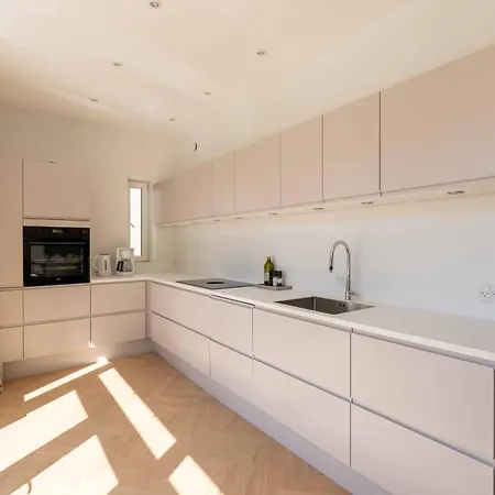 Newly Renovated 2br With Balcony