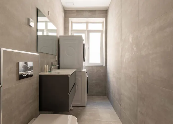 Newly Renovated 2br With Balcony *