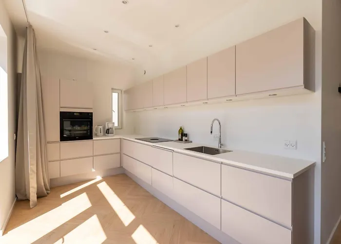 Newly Renovated 2br With Balcony