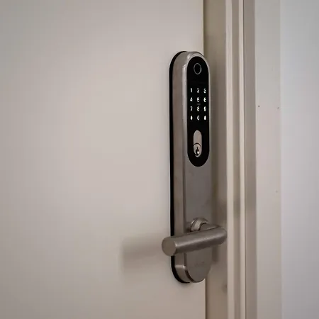 Newly Renovated 2br With Balcony 아파트