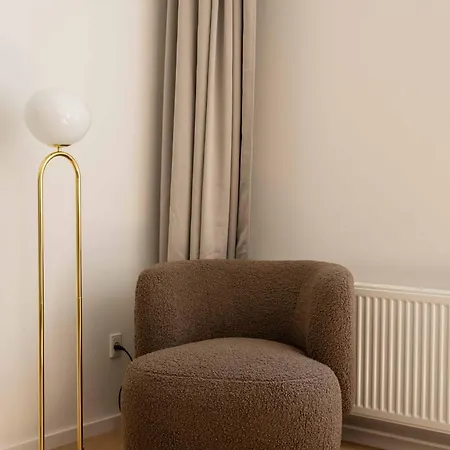 아파트 Newly Renovated 2br With Balcony