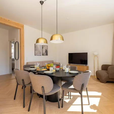 Newly Renovated 2br With Balcony 아파트 *