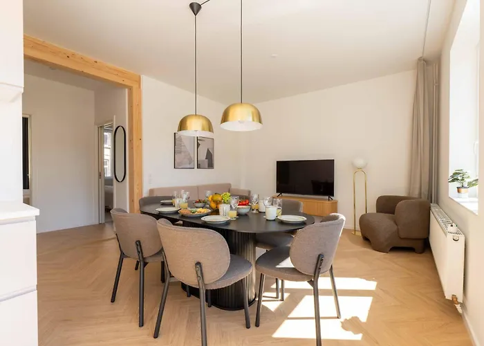 Newly Renovated 2br With Balcony דירה *