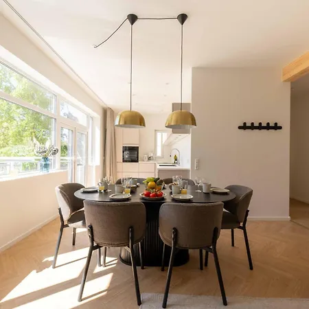 Newly Renovated 2br With Balcony *
